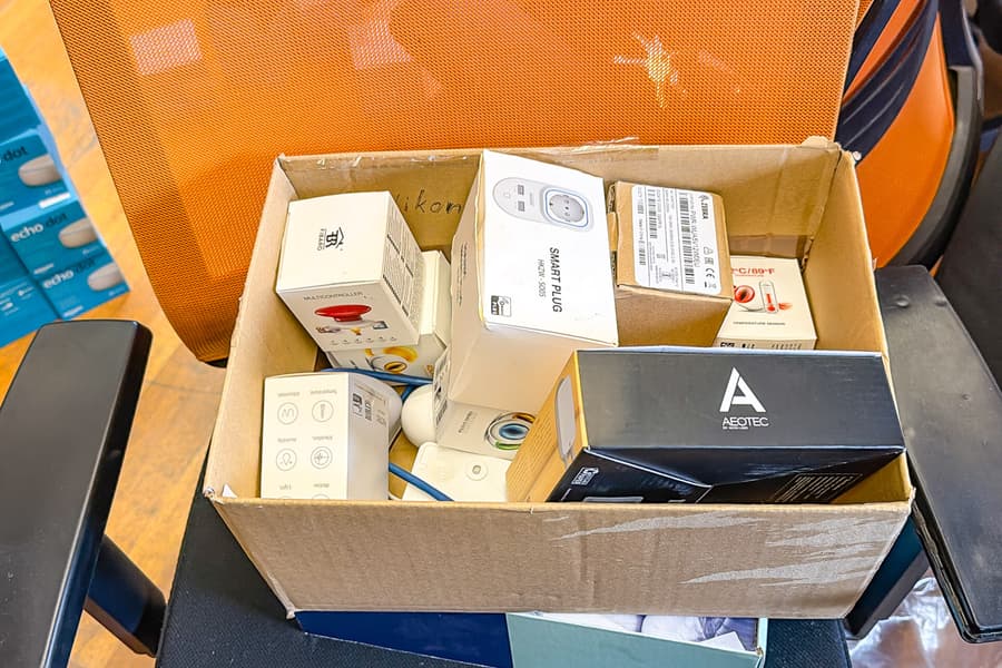 Kiste mit Smarthomebedarf